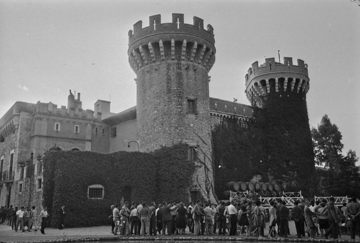 Assistents a la vuitena edició de la Festa de la Verema, celebrada el 1968 al castell de Peralada.