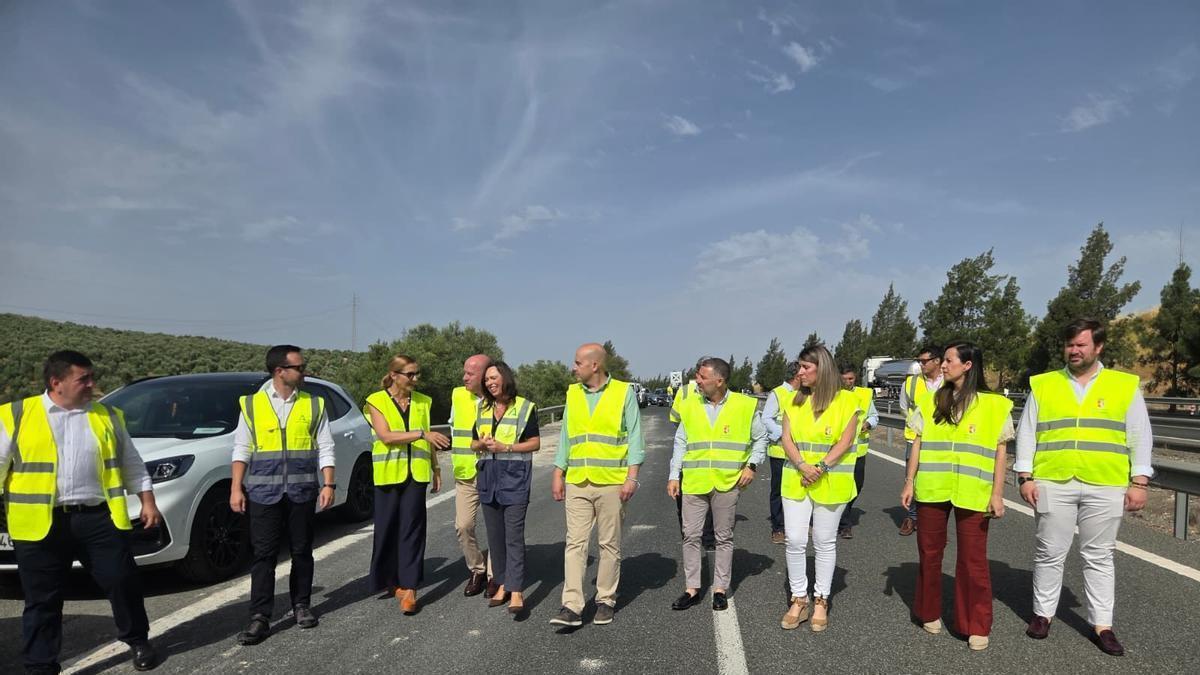 La consejera de Fomento, Articulación del Territorio y Vivienda en funciones, Rocío Díaz, junto a los alcaldes de Antequera, Manuel Barón, y de Archidona, Manuel Almohalla, en las obras de la A-92