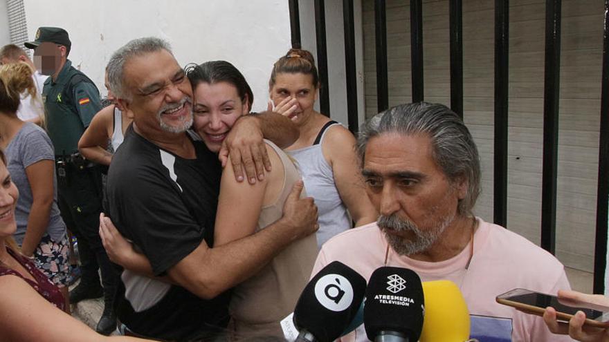 Un amigo abraza a Alisa mientras su marido, José, atiende a los medios tras la paralización.      ximo ferri