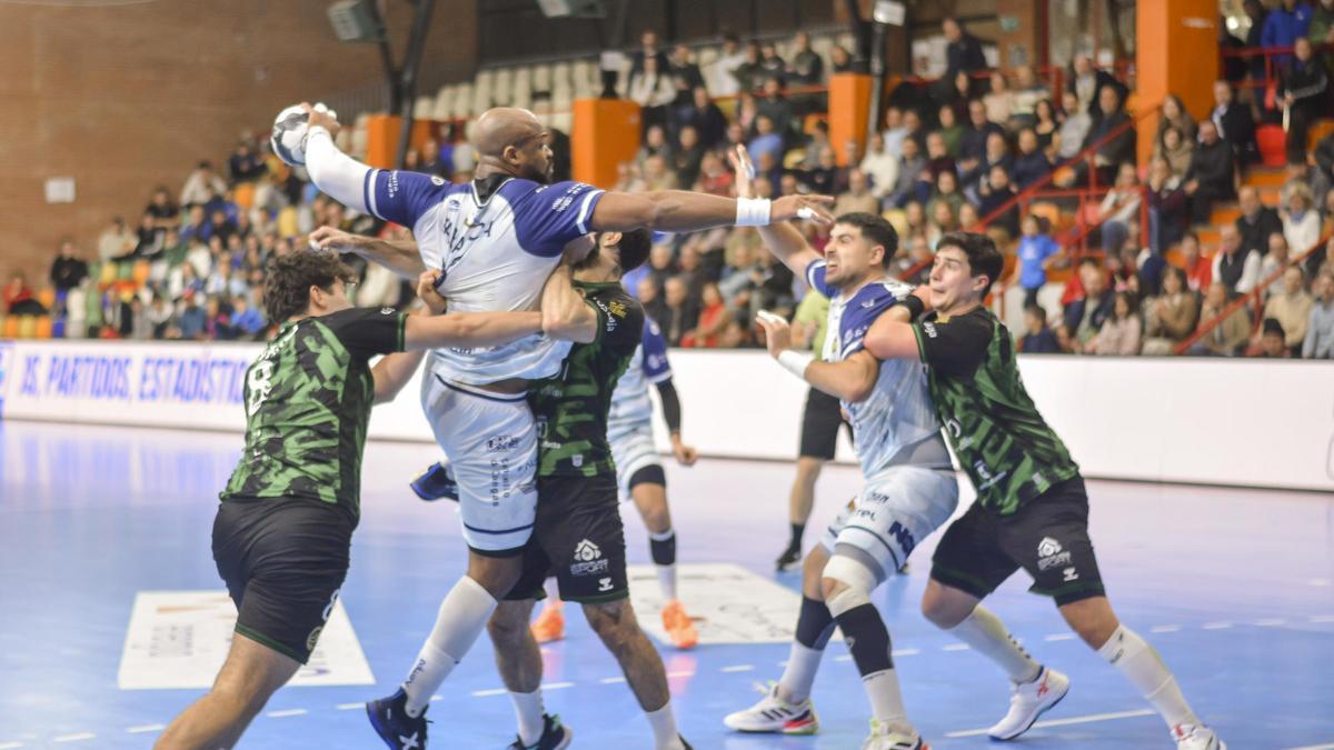 El lateral hispano-cubano del Frigoríficos del Morrazo, Ángel Rivero, intenta armar el lanzamiento defendido por dos jugadores del Cuenca en el partido de ayer en El Sargal.