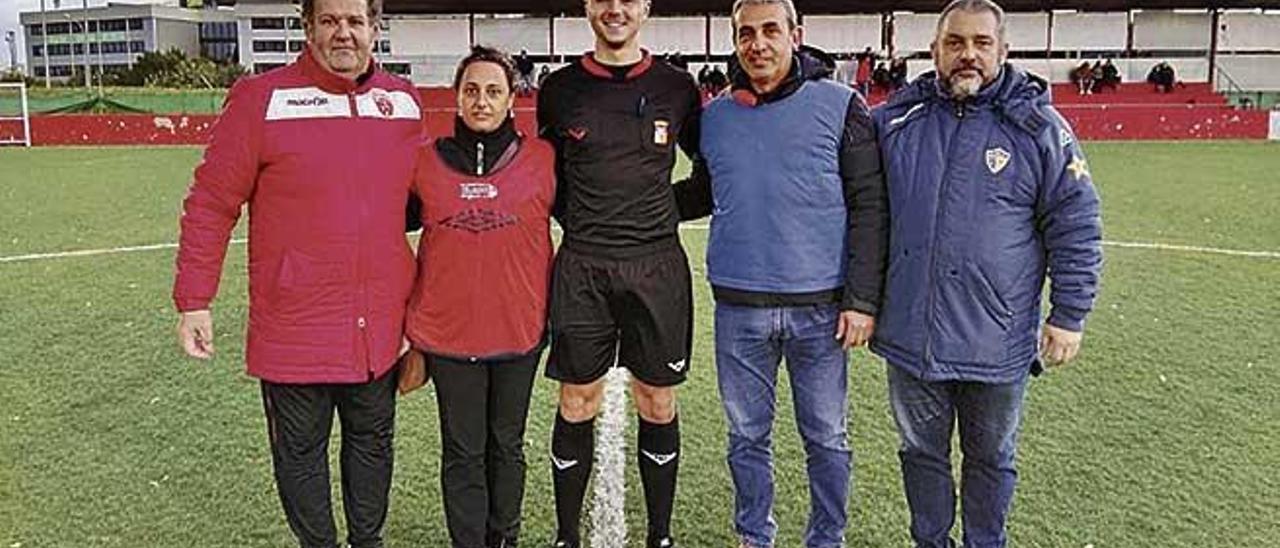 Eugenia Cusí y Andrés Ballester, segundo y cuarto por la izquierda, fueron los primeros coordinadores de grada.