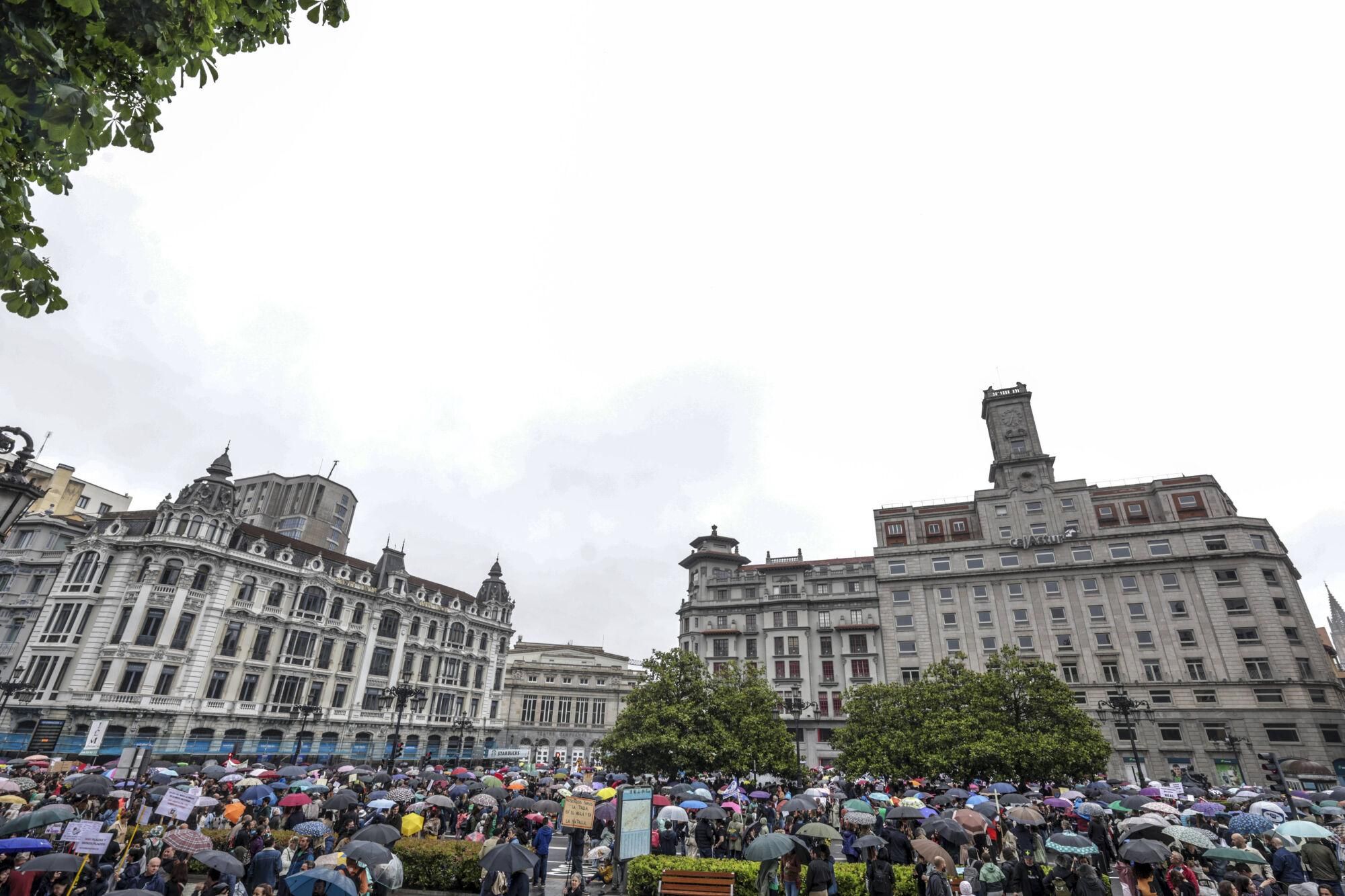 EN IMÁGENES: Así fue la gran manifestación de profesores por la enseñanza pública asturiana