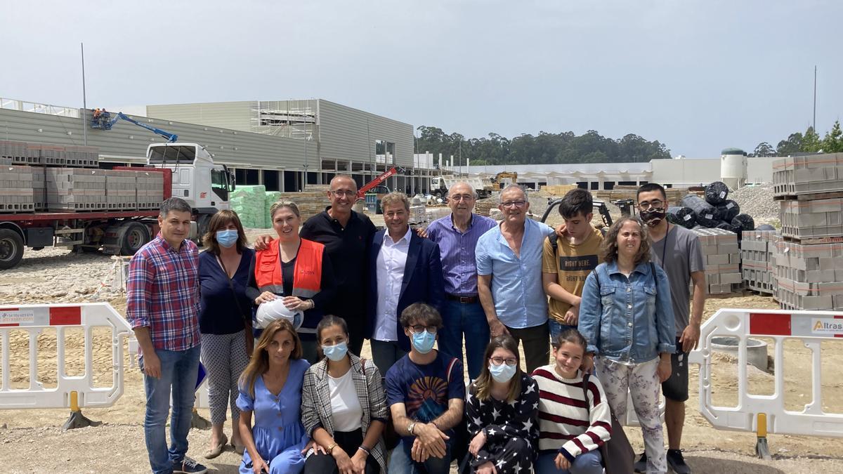 El equipo de Juan María by Lolola con representantes del centro comercial Nasas y del Concello en una visita a las obras.