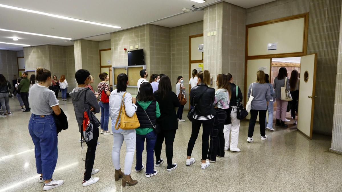 Imagen de archivo de filas de opositores.