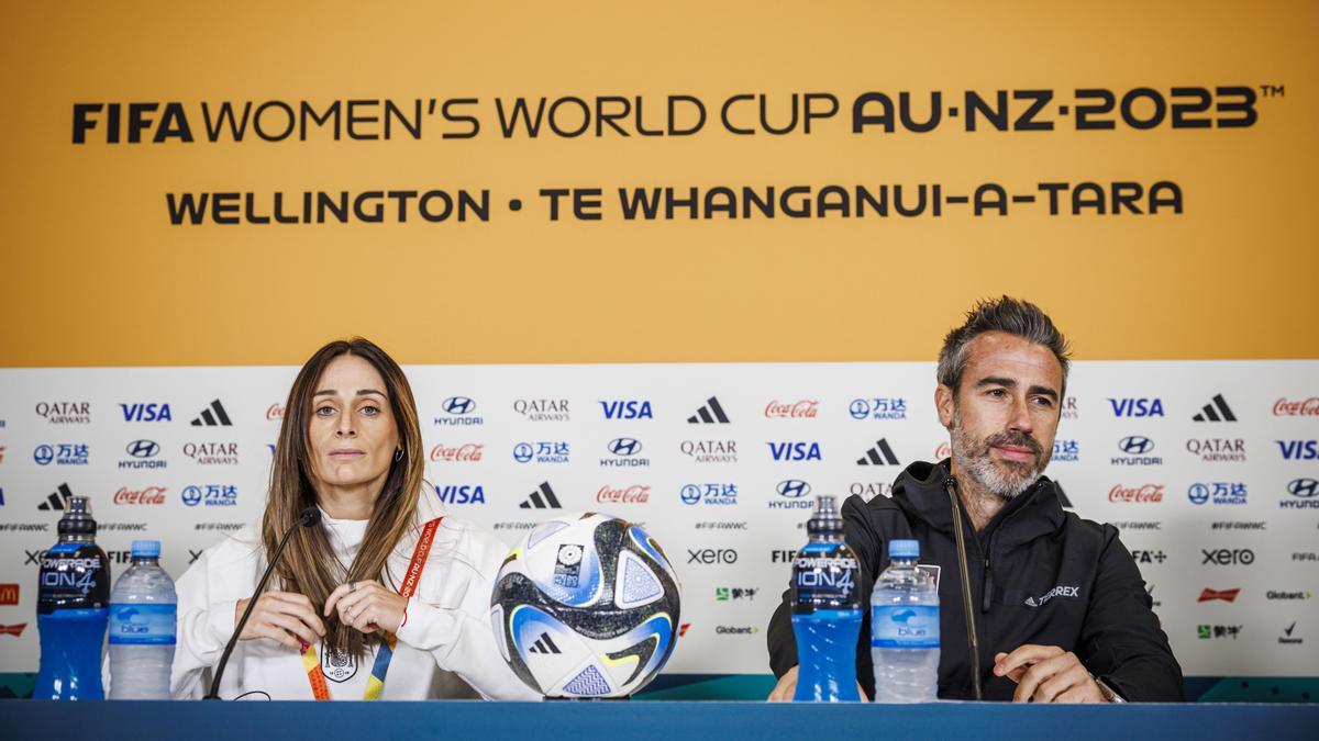 Jorge Vilda junto a Esther González en la rueda de prensa previa al partido ante Costa Rica del Mundial de Australia y Nueva Zelanda