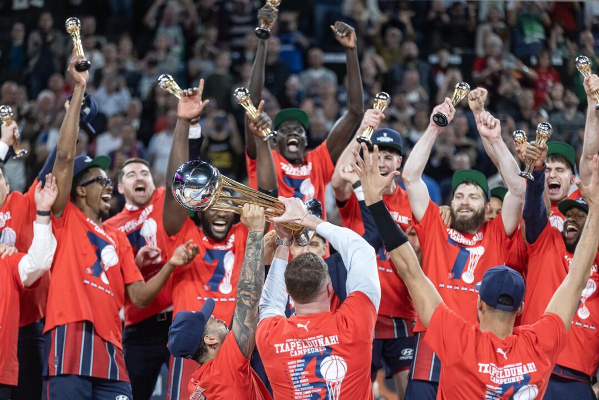 Els jugadors del conjunt vitorià aixecant la seva setena Copa del Rei