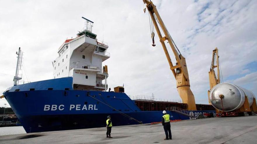 El barco contratado para hacer el transporte y, a la derecha, una de las piezas.