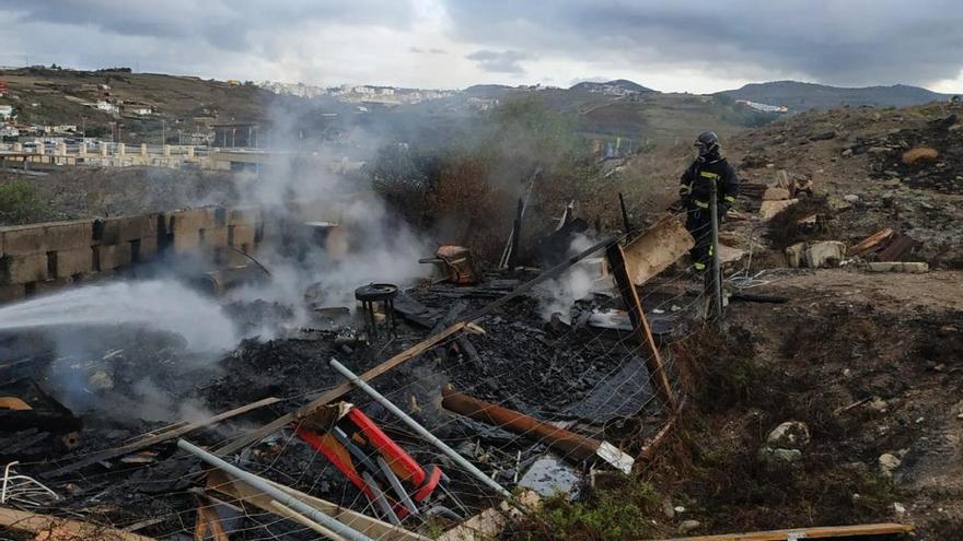 Los bomberos apagan un conato de incendio en Tamaraceite