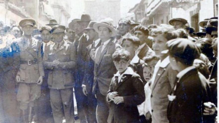 Loriga (tercero por la izquierda) en su visita a Lalín, con la iglesia parroquial al fondo.  // Mariano García