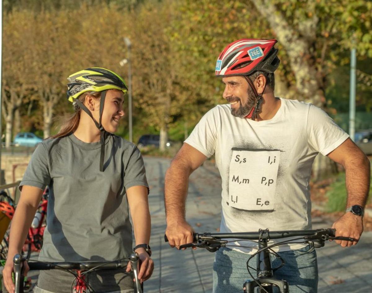 Dos ciclistas en Marín.