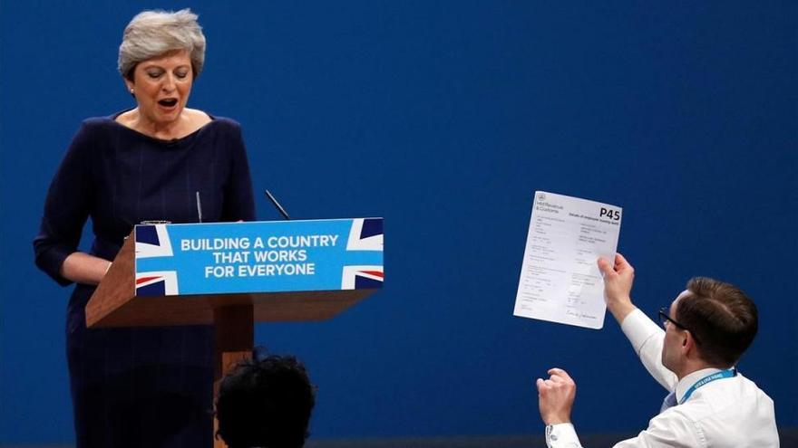 May recibe la &#039;hoja de despido&#039; durante su discurso en la conferencia conservadora en Manchester