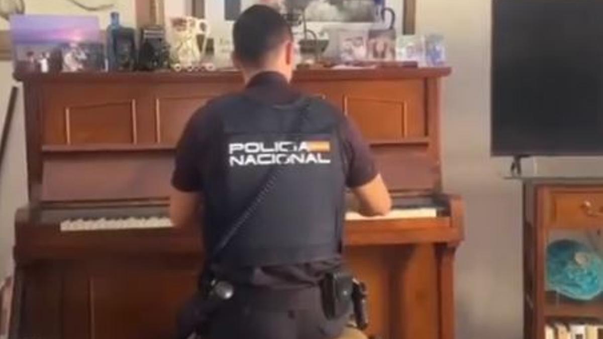 L'agent de la policia tocant el piano