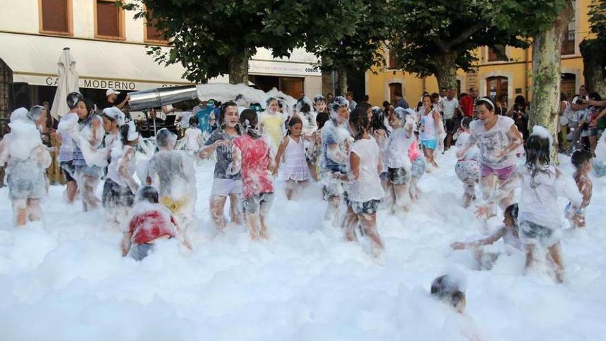 Un grupo de niños, ayer, durante la fiesta de la espuma, en Posada de Llanes.