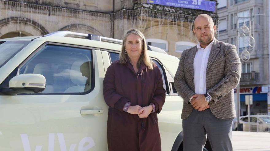 Amalia Goldar y Sergi Sánchez presentando el nuevo modelo, ayer, en la Praza da Constitución.