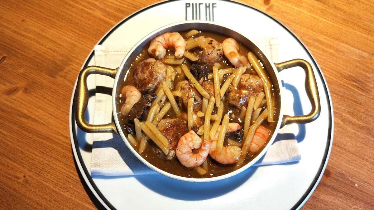 Los fideos con albóndigas, gambas y caracoles de Puche.