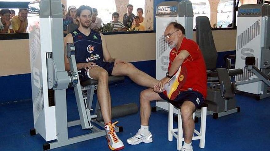 Pepe Casal mima a Pau Gasol en el gimnasio del complejo Bahía Sur, en Cádiz.