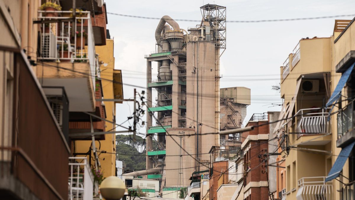 El fiscal pide dos años de cárcel para el excargo del Govern que dio el aval ambiental a la cementera de Montcada