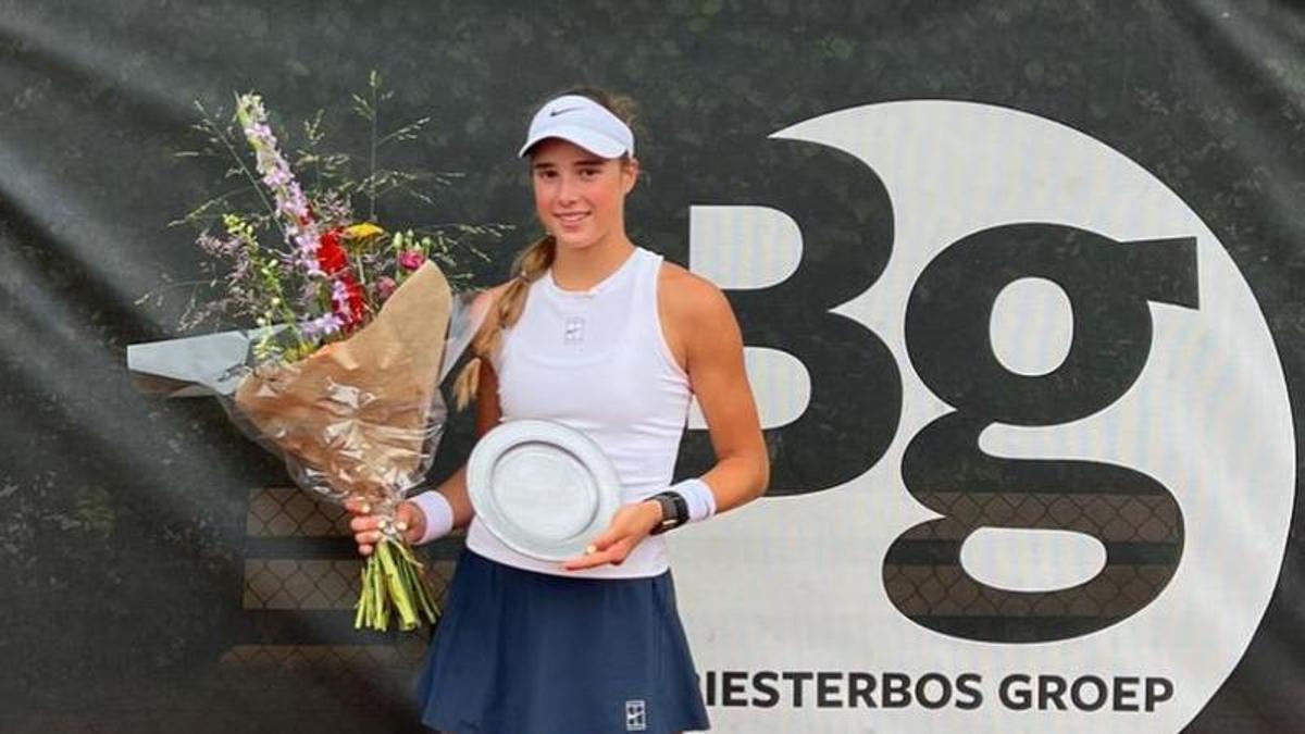 Paola Piñera, tras ganar un torneo.