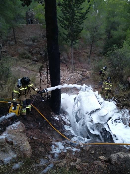 Arde un coche al estrellarse en Murcia