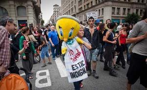 Alguns manifestants van expressar la seva indignació de la forma més peculiar; en el cas del de la imatge, sota una disfressa de Piolín.