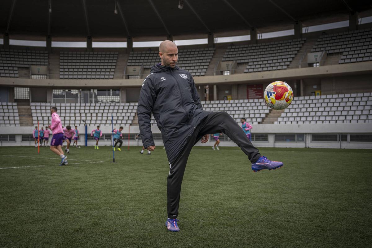 Barcelona. 11 de diciembre del 2025. Reportatge CE L'Hospitalet, fotografias del entreno, retratos del capitán, Cristian Gómez, y del director deportivo, Javier de San Nicolás. Fotos de Sandra Roman.