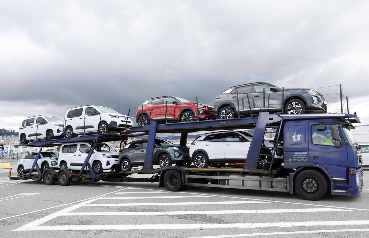 Un camión transportando diferentes automóviles en Bouzas.