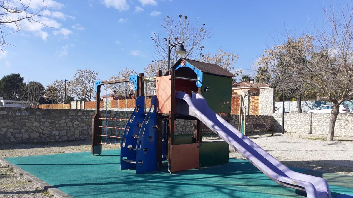 Juegos infantiles en un parque de Ontinyent.