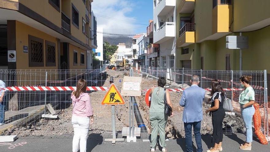 Tramo de Mariano de Cáceres que se encuentra en obras. Minerva Alonso, consejera de Industria, y el alcalde Tomás Pérez, de espaldas en el centro. | | LP/DLP