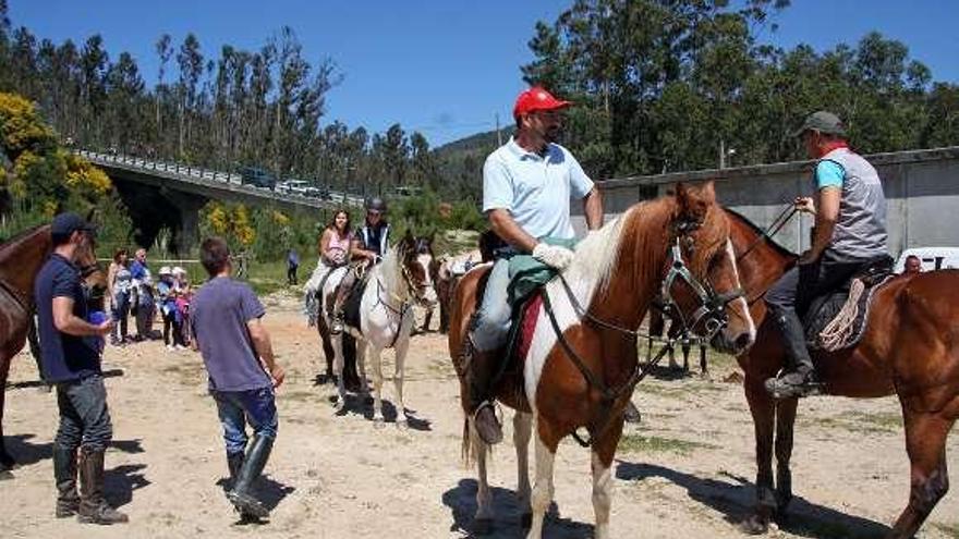 Arriba, un grupo de jinetes participan en la ruta organizada por Adoc por los montes de O Morrazo. Abajo, momentos del encuentro en Moaña.  // Adoc