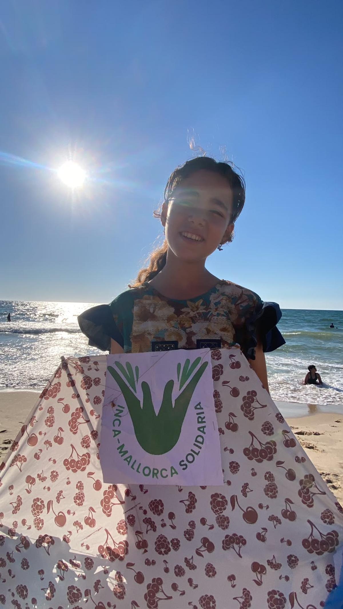 Una niña palestina sostiene un cartel de la ONG mallorquina.