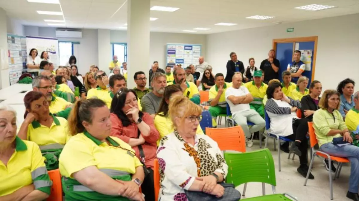 La alcaldesa afirma a los empleados que Agrimusa no se va a privatizar