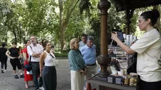 Largas colas en el quiosco de La Chucha, renacido este sábado en Oviedo como cafetería: "La acogida es tremenda"