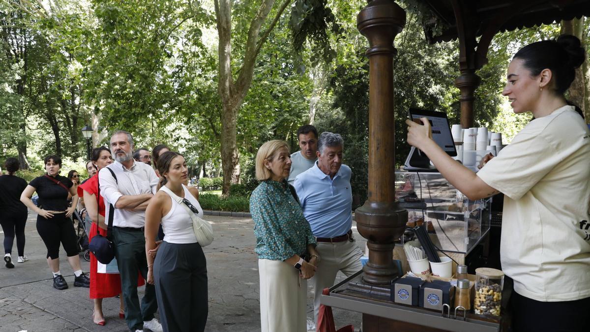 Largas colas en el quiosco de La Chucha, renacido este sábado en Oviedo como cafetería: "La acogida es tremenda", en imágenes