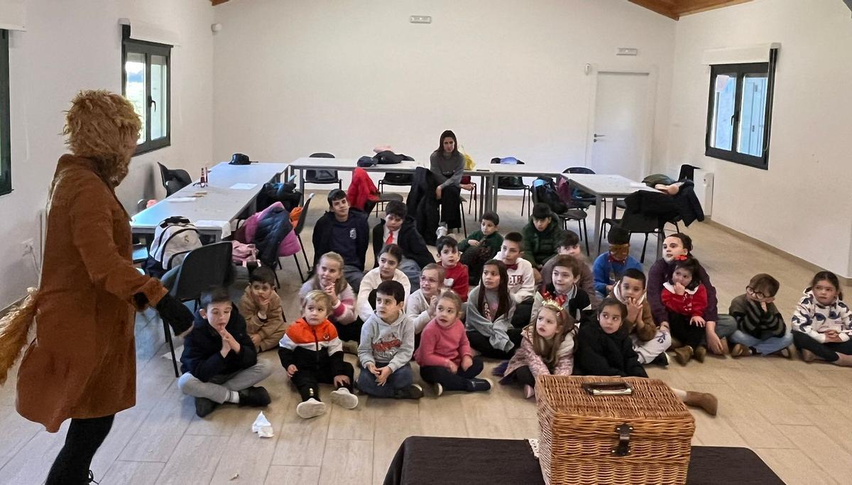 Nenos e nenas que participan no campamento de Nadal Xermolar.