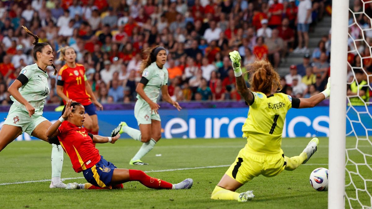 Vicky López anota el segon gol a l'estil d'una davantera centre