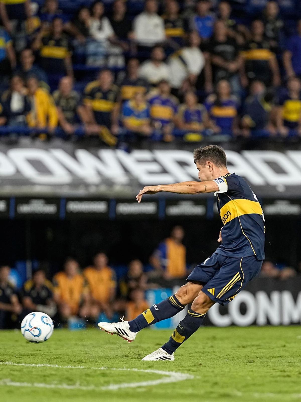 Ander Herrera remata a puerta en un partido con Boca.