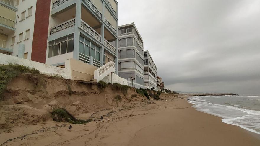 La zona donde se creará la duna en la playa urbana, que quedó muy dañada en marzo de 2022. | T.Á.C