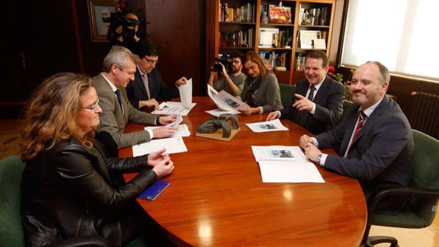 La reunión entre Alfonso Rueda, izquierda, y Abel Caballero, derecha, duró 40 minutos // R. GROBAS