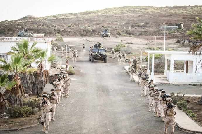 Ejercicios de adiestramiento terrestre en los campos militares de La Isleta y Pájara