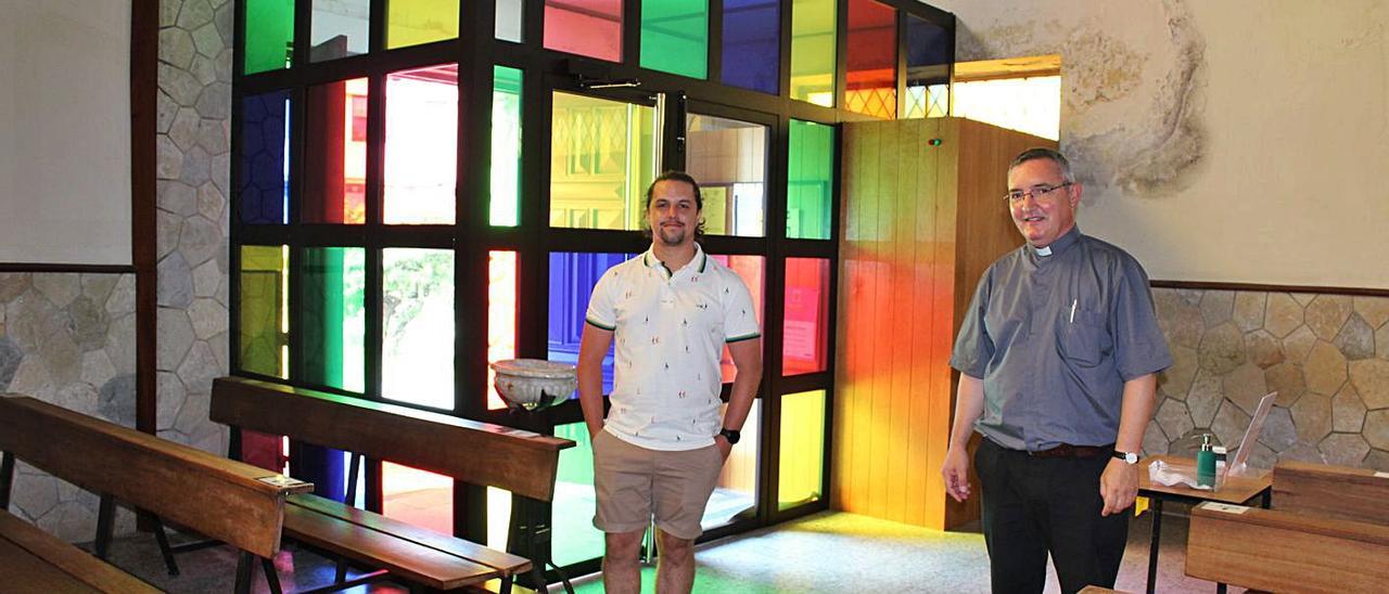 El diseñador Héctor Rodríguez posa junto al párroco, Francisco Fernández, en la nueva entrada. En el círculo, detalle del interior del confesionario. | T. C.