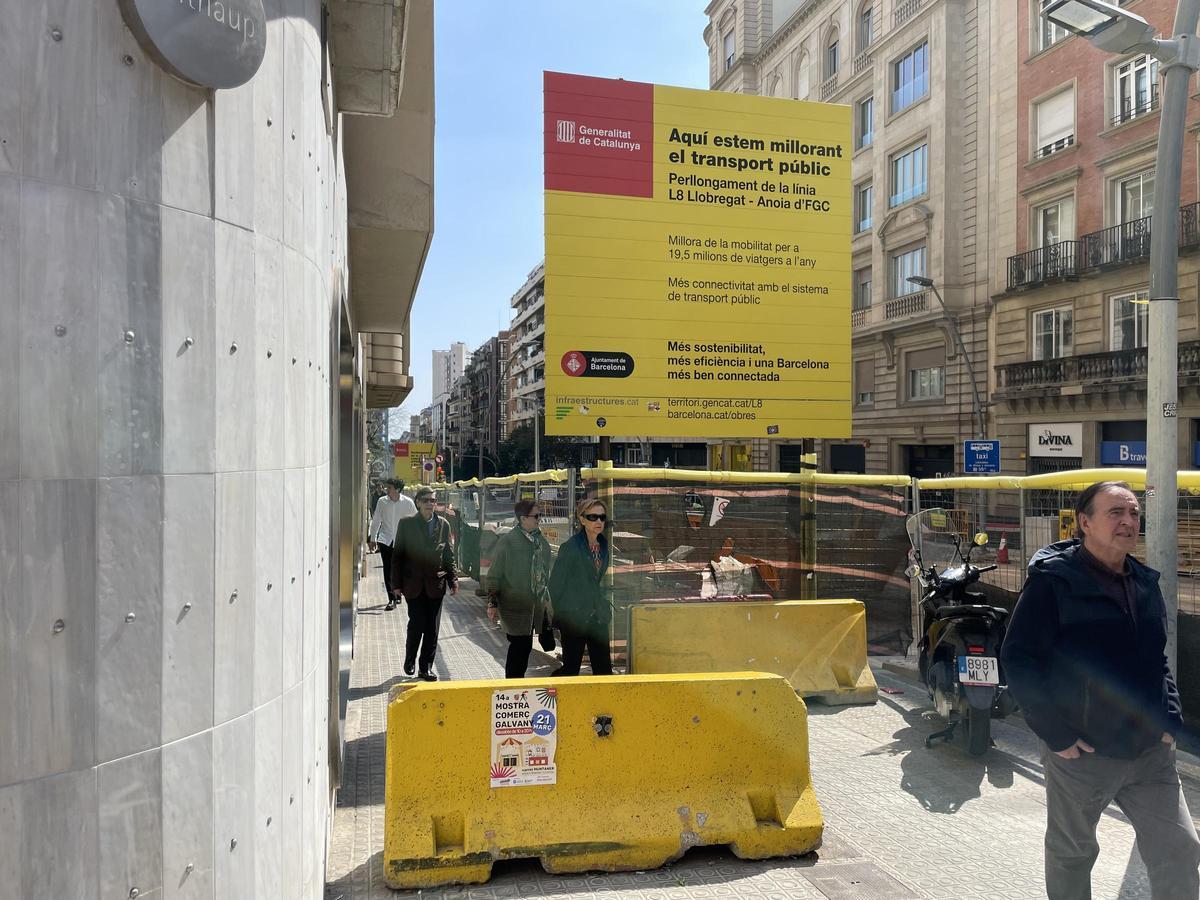 Vista de la calle Muntaner afectada por las obras de la L8, en marzo de 2026