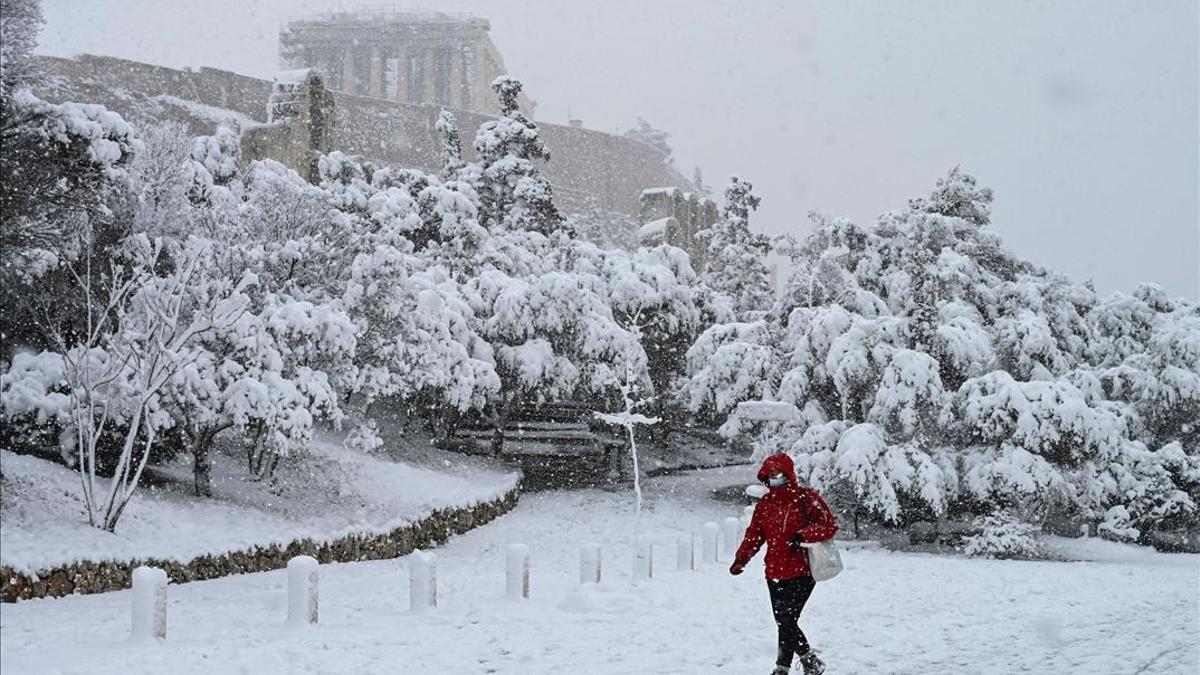 El temporal Medea cubre Atenas de nieve
