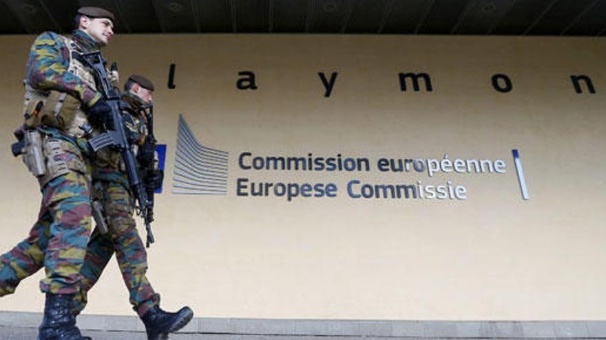 Soldados belgas ante la sede de la Comisión Europea.