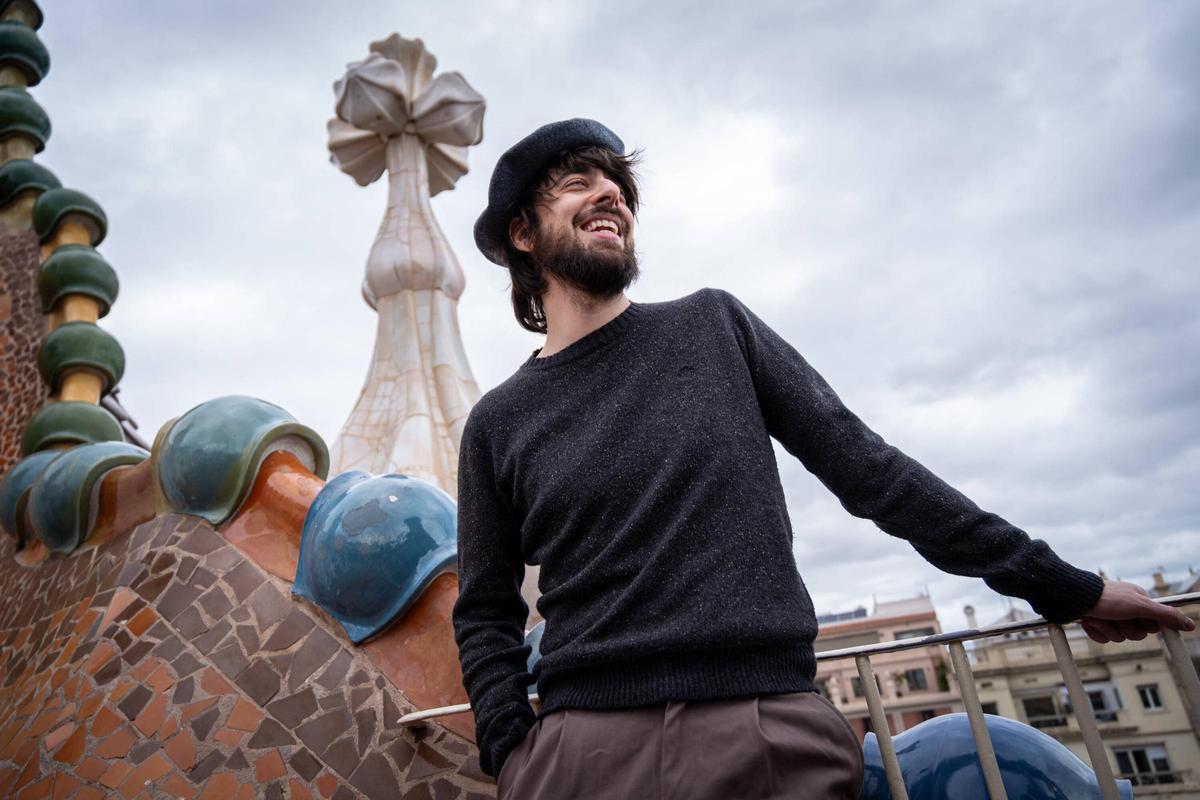 El escritor Davud Uclkés, durante la presentación en Barcelona de 'La ciudad de las luces muertas', novela con la que ganó el Premio Nadal 2026.