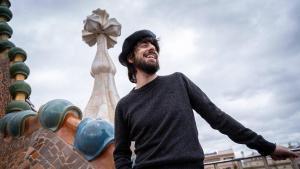 El escritor Davud Uclkés, durante la presentación en Barcelona de La ciudad de las luces muertas, novela con la que ganó el Premio Nadal 2026.