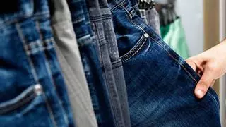 El truco viral que arrasa en redes para saber si un pantalón es tu talla sin tener que probártelo