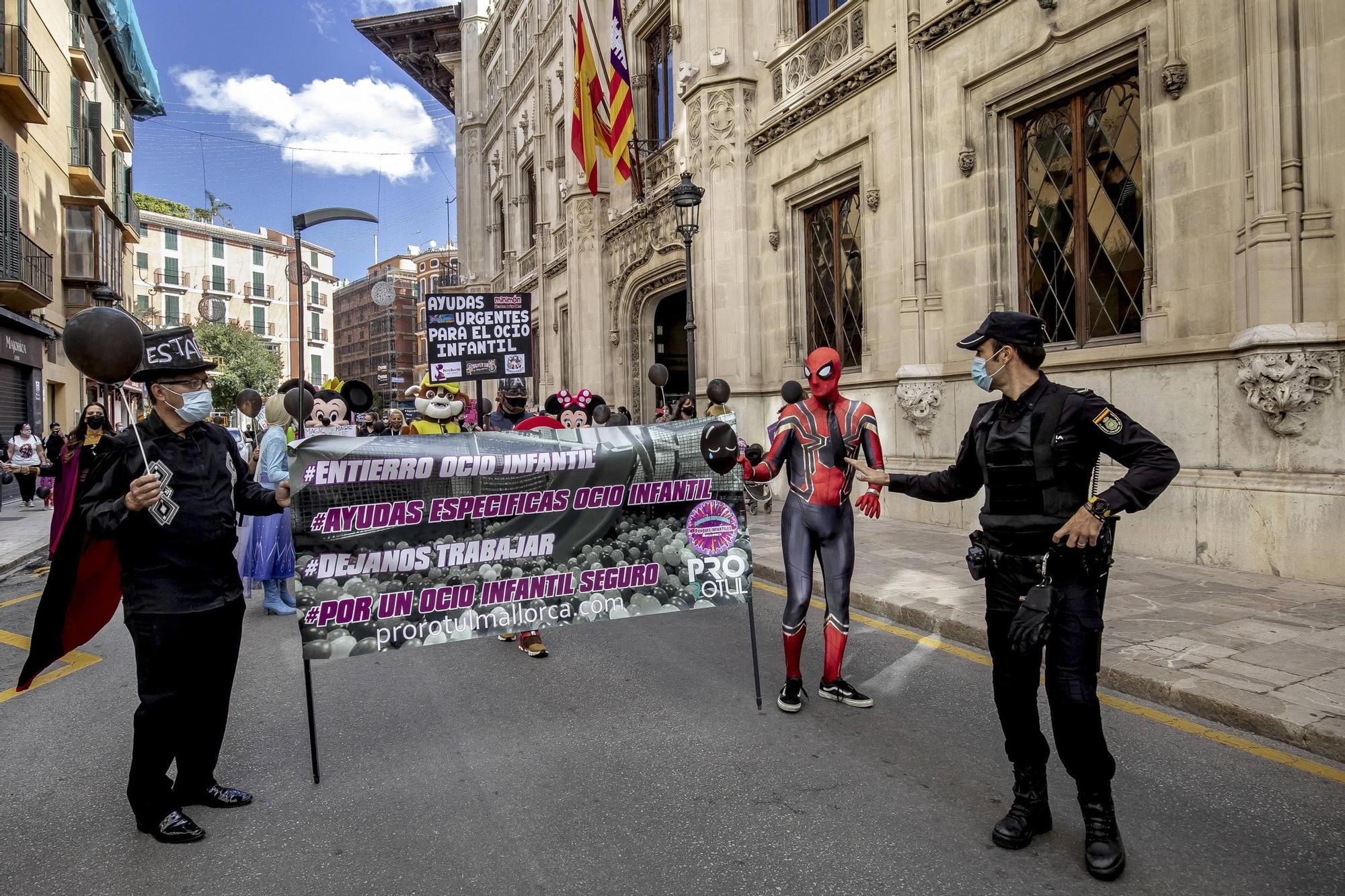 Carnaval de protesta por el centro de Palma para reclamar la reapertura de los parques infantiles