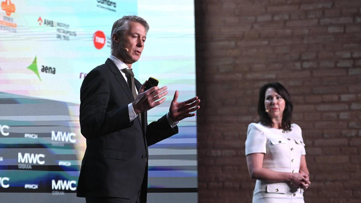 Presentación Mobile World Congress. El director general de GSMA, Mats Granryd, junto a la directora de marketing de GSMA, Lara Dewar