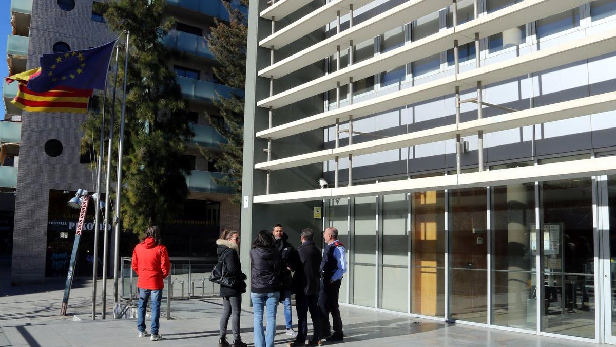 Imagen de algunos agentes a las puertas del juzgado de Cornellà el pasado 28 de enero