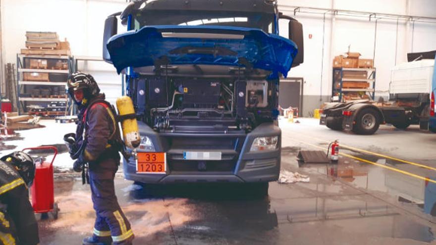 Bomberos del Consorcio del parque de Santa Cruz de Tenerife realizaron tareas preventivas tras el fuego en el camión.